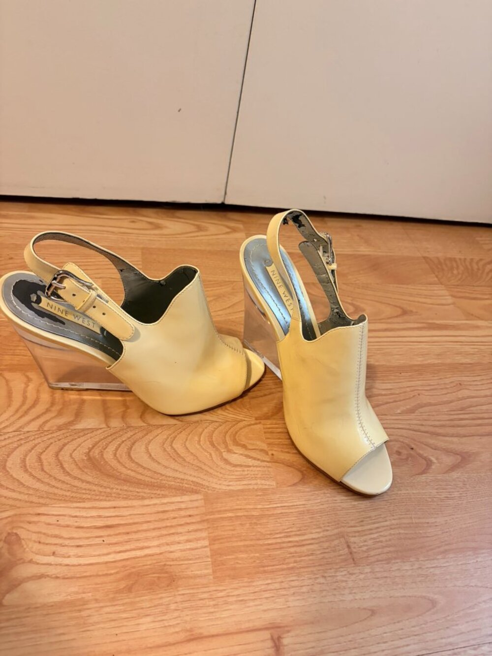 ✨ Nine West Patent Lucite Clear Wedge Sandals ✨ - Picture 5 of 5